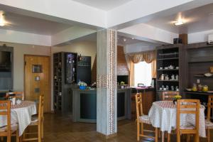 una sala da pranzo con due tavoli e una cucina di Müller Hotel a Bella Vista