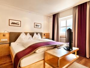 Postel nebo postele na pokoji v ubytování Hotel Goldener Adler - im Sommer Silvretta Card Premium inkludiert