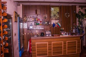 Lounge nebo bar v ubytování Стаи за гости - Семейна къща за гости Ивел