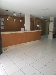 um lobby de um hospital com um balcão de recepção em Leal Classic Hotel em Itabuna