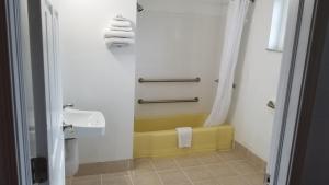 Ett badrum på Budget Inn Breezewood
