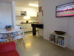 een woonkamer met een tafel en een keuken bij Ignea in Cordoba