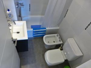 een kleine badkamer met een toilet en een wastafel bij Ignea in Cordoba