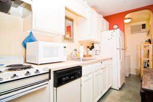 uma cozinha com um fogão e um frigorífico branco em Barton Hills Condo em Austin