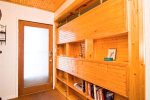 een kamer met een houten muur en boekenplanken bij Barton Hills Condo in Austin