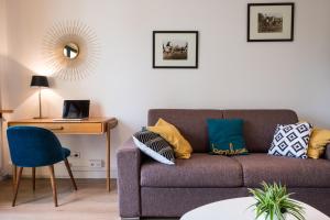 a living room with a couch and a table at Le Criollo in Apremont