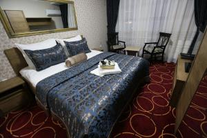 een hotelkamer met een bed en een dienblad met eten erop bij Hotel Pejton in Pristina