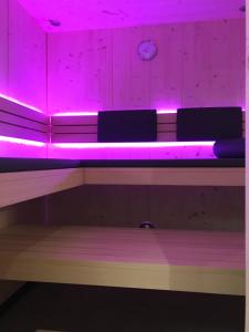 ラディスにあるVilla Mulin im Sommer inklusive Bergbahnticket Super Sommer Cardの部屋のベンチの紫色の照明