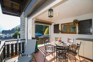 eine Terrasse mit einem Tisch und Stühlen auf dem Balkon in der Unterkunft Résidence Edelweiss 4 - Happy Rentals in Chamonix-Mont-Blanc