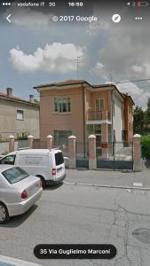 una camioneta blanca estacionada frente a una casa en La Chance, en Ferrara