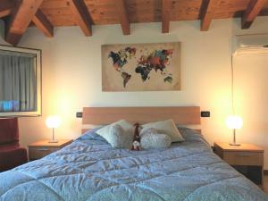 um quarto com uma grande cama azul e 2 candeeiros em Appartamenti Esmera em Desenzano del Garda