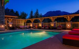 una piscina en un complejo por la noche en Executive Suites Hotel and Resort, Squamish, en Squamish