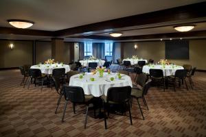 Pokój z kilkoma stołami i krzesłami z białymi obrusami w obiekcie Executive Suites Hotel and Resort, Squamish w mieście Squamish