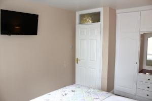 Een TV en/of entertainmentcenter bij Wild Atlantic Accommodation 2G Orchard Crescent
