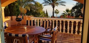 ラ・カラ・デ・ミハスにあるCasa Alexandroのテーブルと椅子、海の景色を望むバルコニー