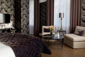 1 dormitorio con 1 cama, 1 silla y 1 mesa en Continental du Sud en Ystad