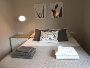 ein Schlafzimmer mit einem Bett mit Handtüchern darauf in der Unterkunft Unique Apartments in Hospitalet de Llobregat