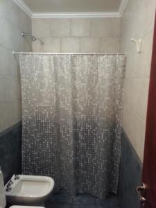 a bathroom with a shower curtain and a toilet at Bungalows Don Heraldo in San José