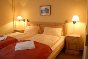 Postel nebo postele na pokoji v ubytování Alpský Hotel