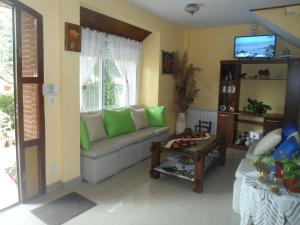 een woonkamer met een bank en een tafel bij Hosteria Luz de Luna in Valeria del Mar