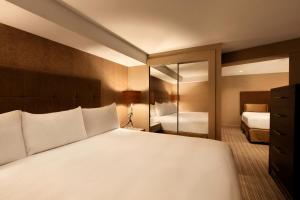 Un pat sau paturi într-o cameră la Executive Inn Whistler +38 fotografii