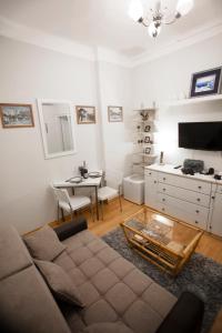 een woonkamer met een bank en een tafel bij Apartment Charlie PERFECT PRICE in Belgrado