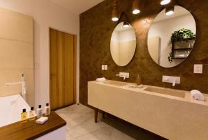 La salle de bains est pourvue d'un grand lavabo et d'un miroir. dans l'établissement Casa Dovela, à Mexico