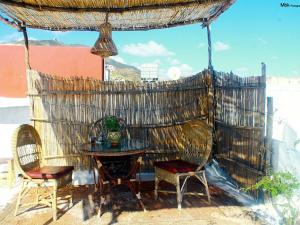 A balcony or terrace at Riad Khmisa