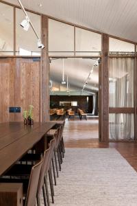 ナガンビーにあるThe Mitchelton Hotel Nagambie - MGallery by Sofitelの長いテーブルと椅子のある広い部屋 +37枚の写真