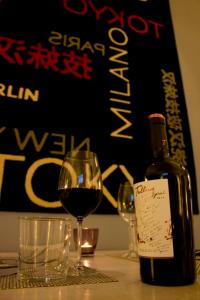 een fles wijn en twee glazen op een tafel bij Hotel Orvieto in Orvieto