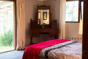 Rowville的住宿－萊斯特菲爾德鄉村小徑度假屋，一间卧室配有镜子、壁炉和一张床