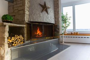 Fotografie z fotogalerie ubytování Villa by the Water 23 beds 9 baths Pool billard Hot Tub 15 min Old Quebec v destinaci Saint-Laurent-de-l'ile d'Orleans + 98 fotografií