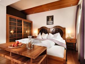 Postel nebo postele na pokoji v ubytování Hotel Goldener Adler - im Sommer Silvretta Card Premium inkludiert
