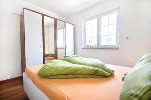 um quarto com duas camas com almofadas verdes em Apartment Borka em Medulin