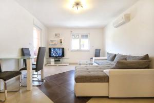 uma sala de estar com um sofá e uma mesa em Apartment Borka em Medulin