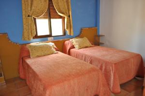 Een bed of bedden in een kamer bij Apartamentos Rurales Alcazaba de las Torres