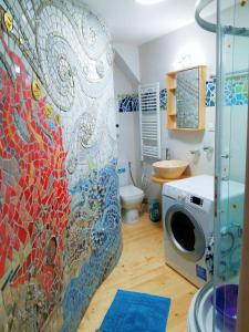Een badkamer bij Sirma's Studio - Artsy Quiet 1-Bdrm in the Prime Center of Skopje