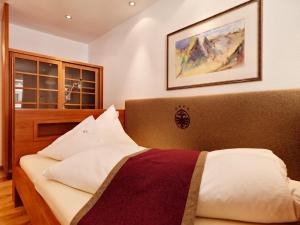 Postel nebo postele na pokoji v ubytování Hotel Goldener Adler - im Sommer Silvretta Card Premium inkludiert