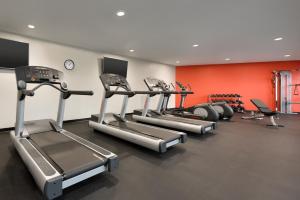 Fitnes oz. oprema za telovadbo v nastanitvi Holiday Inn - Bloomington - Normal by IHG