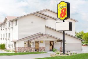 una señal fuera de un super motel en Super 8 by Wyndham Kent/Akron Area, en Kent