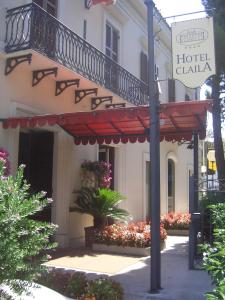 un edificio de hotel con una sombrilla roja delante de él en Hotel Claila, en Francavilla al Mare