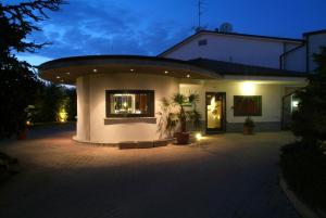 ein weißes Gebäude mit einem Fenster und einem Innenhof in der Unterkunft Hotel Motel K in Casei Gerola