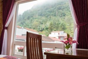 Nespecifikovaný výhled na hory nebo výhled na hory při pohledu z hotelu