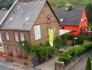 un gran edificio de ladrillo con una bandera delante de él en Weingut & Gästehaus Engelmann-Schlepper, en Martinsthal