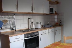 Una cocina o zona de cocina en Weingut & Gästehaus Engelmann-Schlepper