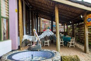 une statue de deux pélicans assis au-dessus d'une piscine dans l'établissement Pelikan Hotel, à Mbarara