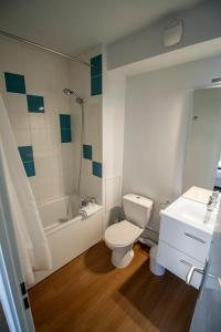 Koupelna v ubytování KOSY Appart'hôtel Le Champ De Mars Reims + 13 fotografií