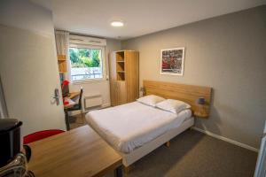 Postel nebo postele na pokoji v ubytování KOSY Appart'hôtel Le Champ De Mars Reims