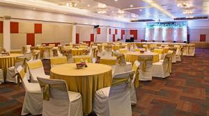 a large banquet hall with tables and chairs at Enrise by Sayaji Bhopal in Bhopal