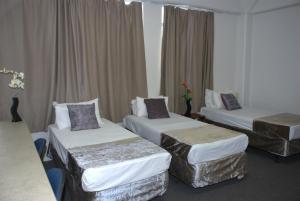Postel nebo postele na pokoji v ubytování Hamilton City Inn